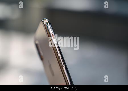HCMC, VN - dicembre 2023. IPhone 8 Plus di colore rosso Foto Stock