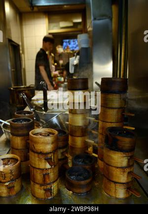 Gnocchi al vapore in tradizionali pentole di bambù al ristorante Yongkang Beef Noodles in Jinshan S Rd, Taipei, Taiwan. Foto Stock