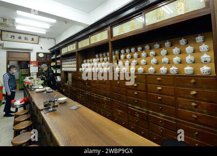 Dihua Street è una strada storica con negozi e caffetterie tradizionali a Taipei, Taiwan. Foto Stock