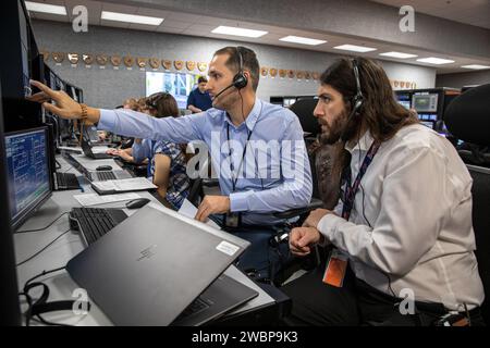 Bill Chardavoyne e David Valletta, ingegneri della sovrappressione di accensione e della soppressione del suono al Kennedy Space Center della NASA, partecipano ad una simulazione di addestramento per conto alla rovescia di Artemis i il 3 febbraio 2020, nella sala di tiro 1. Quasi 100 ingegneri di Orion, Space Launch System e Exploration Ground Systems hanno praticato procedure di lancio e simulato sfide. Artemis i è il primo volo di prova integrato della sonda Orion e del razzo SLS. Foto Stock