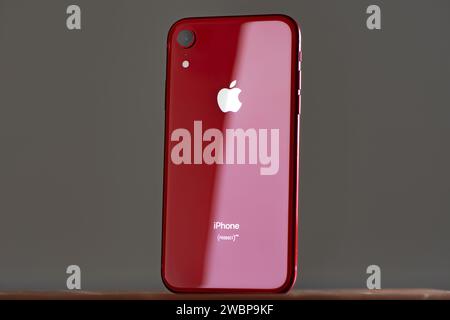 HCMC, VN - dicembre 2023. IPhone 8 Plus di colore rosso Foto Stock