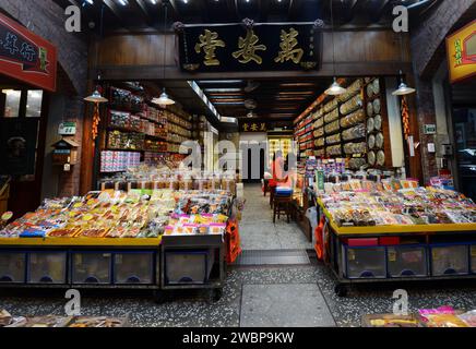 Dihua Street è una strada storica con negozi e caffetterie tradizionali a Taipei, Taiwan. Foto Stock