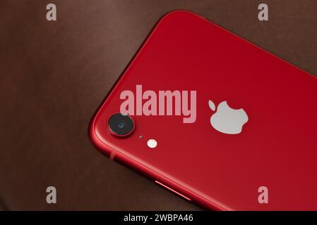 HCMC, VN - dicembre 2023. IPhone 8 Plus di colore rosso Foto Stock