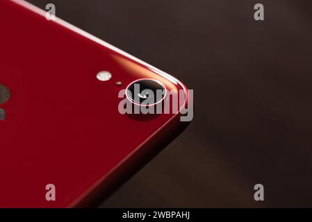 HCMC, VN - dicembre 2023. IPhone 8 Plus di colore rosso Foto Stock