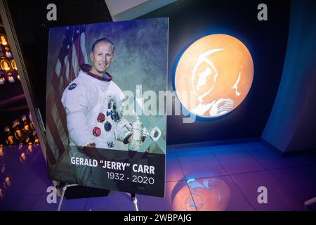 Una foto dell'ex astronauta della NASA Gerald "Jerry" Carr è esposta durante una cerimonia di commemorazione al Kennedy Space Center dell'agenzia in Florida il 31 agosto 2020. La cerimonia si è svolta presso la mostra Heroes and Legends all'interno della Astronaut Hall of Fame presso il complesso visitatori di Kennedy. Carr è stato comandante della missione Skylab 4 - l'ultima missione con equipaggio del programma Skylab. Morì nell'agosto 26 all'età di 88 anni. Foto Stock