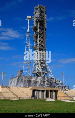 L'Exploration Ground Systems della NASA ha eseguito un test del flusso d'acqua al Kennedy Space Center Launch Complex 39B in Florida il 24 ottobre 2023. Il test ha verificato la protezione da sovrapressione e i sistemi di insonorizzazione per Artemis II. 400.000 galloni d'acqua proteggeranno il razzo SLS, il veicolo spaziale Orion, il lanciatore mobile e la piattaforma di lancio durante il decollo. Foto Stock