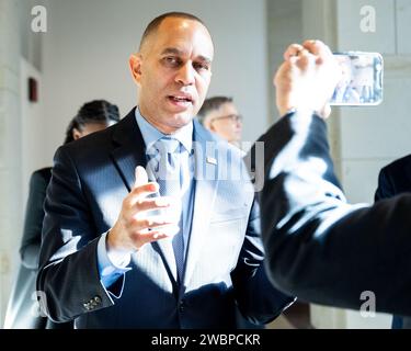 Washington, Stati Uniti. 11 gennaio 2024. Il rappresentante degli Stati Uniti Hakeem Jeffries (D-NY) parla con i giornalisti del Campidoglio degli Stati Uniti. Credito: SOPA Images Limited/Alamy Live News Foto Stock