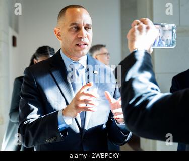 Washington, Stati Uniti. 11 gennaio 2024. Il rappresentante degli Stati Uniti Hakeem Jeffries (D-NY) parla con i giornalisti del Campidoglio degli Stati Uniti. Credito: SOPA Images Limited/Alamy Live News Foto Stock
