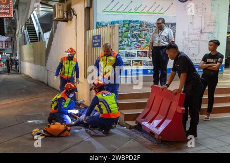 Kuala Lumpur, Malesia - 6 gennaio 2024: I paramedici vengono visti come soccorritori di primo soccorso a un uomo non identificato per strada a Kuala Lumpur, Malesia. Foto Stock