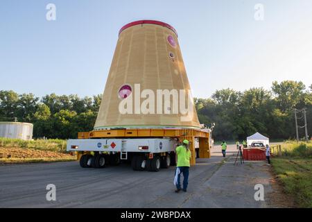 Il team Move carica l'adattatore di fase del veicolo di lancio, parte del nuovo razzo Space Launch System (SLS) dell'agenzia, sulla chiatta Pegasus della NASA presso il Marshall Space Flight Center della NASA a Huntsville, Alabama, il 17 luglio. L'adattatore per stadio del veicolo di lancio, che collega lo stadio centrale del razzo alto 212 piedi al livello superiore del razzo, viene spedito al Kennedy Space Center della NASA in Florida per i preparativi per il lancio di Artemis I. Questo è l'ultimo pezzo dell'hardware del razzo Artemis i SLS costruito a Marshall per essere consegnato a Kennedy. Solo la fase centrale SLS, attualmente in fase di test finali presso lo Stennis Space Center ne Foto Stock