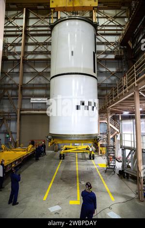 Ingegneri e tecnici elaborano il segmento centrale in avanti destro dei booster a razzo solido Space Launch System per la missione Artemis II all'interno della Rotation, Processing and Surge Facility (RPSF) presso il Kennedy Space Center della NASA in Florida martedì 27 novembre 2023. Il team ha esaminato i 10 segmenti di booster uno per uno, quindi li ha sollevati per assicurarsi che siano pronti per l'integrazione e il lancio prima di spostarli nell'edificio di assemblaggio del veicolo per impilarli in cima al lanciatore mobile. Gli astronauti di Artemis II Reid Wiseman, Victor Glover, Christina Koch e Jeremy Hansen spariranno via f Foto Stock