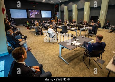 I manager della NASA e di SpaceX hanno condotto una revisione della preparazione al volo il 21 maggio 2020 al Kennedy Space Center per la missione Demo-2, che lancerà gli astronauti Robert Behnken e Douglas Hurley a bordo del Falcon 9 e Crew Dragon della SpaceX alla stazione spaziale Internazionale il 27 maggio 2020. Foto Stock