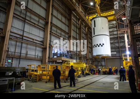 Ingegneri e tecnici elaborano il segmento centrale in avanti destro dei booster a razzo solido Space Launch System per la missione Artemis II all'interno della Rotation, Processing and Surge Facility (RPSF) presso il Kennedy Space Center della NASA in Florida martedì 27 novembre 2023. Il team ha esaminato i 10 segmenti di booster uno per uno, quindi li ha sollevati per assicurarsi che siano pronti per l'integrazione e il lancio prima di spostarli nell'edificio di assemblaggio del veicolo per impilarli in cima al lanciatore mobile. Gli astronauti di Artemis II Reid Wiseman, Victor Glover, Christina Koch e Jeremy Hansen spariranno via f Foto Stock