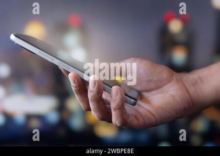 Immagine ravvicinata della mano utilizzando lo smartphone. Concetto tecnologico Foto Stock