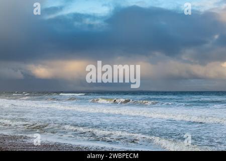 Onde ondulate e cieli scuri dalla spiaggia di Findhorn. Findhorn, Morayshire, Scozia Foto Stock