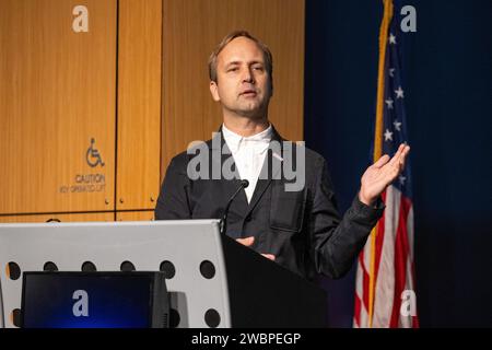 David Rager, Creative Art Director della NASA, fa commenti durante un evento dedicato a Richard Danne, creatore del logotipo del worm della NASA, lunedì 6 novembre 2023, presso il quartier generale della NASA Mary W. Jackson a Washington. Foto Stock