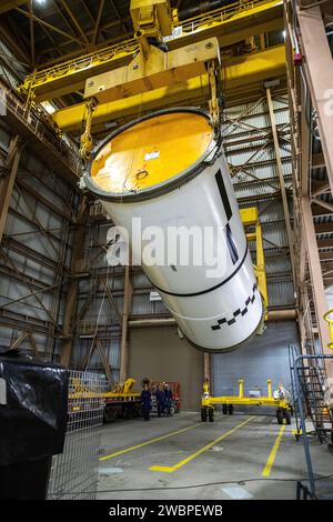 Ingegneri e tecnici elaborano il segmento centrale in avanti destro dei booster a razzo solido Space Launch System per la missione Artemis II all'interno della Rotation, Processing and Surge Facility (RPSF) presso il Kennedy Space Center della NASA in Florida martedì 27 novembre 2023. Il team ha esaminato i 10 segmenti di booster uno per uno, quindi li ha sollevati per assicurarsi che siano pronti per l'integrazione e il lancio prima di spostarli nell'edificio di assemblaggio del veicolo per impilarli in cima al lanciatore mobile. Gli astronauti di Artemis II Reid Wiseman, Victor Glover, Christina Koch e Jeremy Hansen spariranno via f Foto Stock