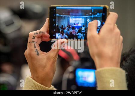 Taipei. 12 gennaio 2024. Membro della stampa fa la foto con il suo cellulare come il candidato presidenziale del Partito Popolare di Taiwan (TPP) Ko Wen-je e il vice presidente candidato Cynthia W tengono la conferenza stampa internazionale a Taipei, Taiwan il 12/01/2024 da Wiktor Dabkowski Credit: dpa/Alamy Live News Foto Stock