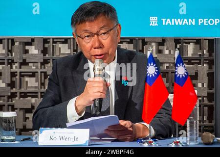 Taipei. 12 gennaio 2024. Il candidato presidenziale del Partito Popolare di Taiwan Ko Wen-je tiene la conferenza stampa internazionale a Taipei, Taiwan il 12/01/2024 di Wiktor Dabkowski Credit: dpa/Alamy Live News Foto Stock