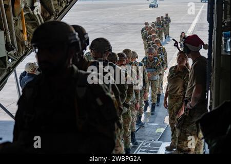 Gli operatori delle forze speciali congiunte del Qatar si imbarcano su un C-130J Super Hercules, assegnato al 61st Expeditionary Airlift Squadron, durante l'operazione Desert Redhawk 2 in una posizione non rivelata nell'area di responsabilità del comando centrale degli Stati Uniti il 25 dicembre 2023. Le ripetute operazioni di addestramento in volo e in volo congiunte con i paracadutisti dell'esercito degli Stati Uniti e le forze speciali congiunte del Qatar costruiscono relazioni tra queste comunità e consentono l'addestramento incrociato sulle specifiche della missione tra le forze. (Foto U.S. Air Force del sergente dello staff Caleb Roland) Foto Stock