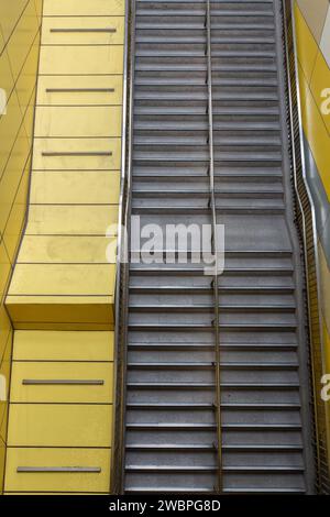 Lunga rampa di scale in una stazione ferroviaria, le scale da utilizzare se l'ascensore o la scala mobile è fuori servizio o è fuori uso. Singapore Foto Stock