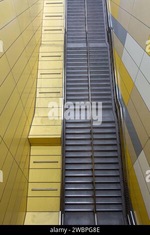 Lunga rampa di scale in una stazione ferroviaria, le scale da utilizzare se l'ascensore o la scala mobile è fuori servizio o è fuori uso. Singapore Foto Stock