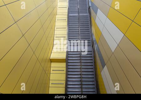 Lunga rampa di scale in una stazione ferroviaria, le scale da utilizzare se l'ascensore o la scala mobile è fuori servizio o è fuori uso. Singapore Foto Stock