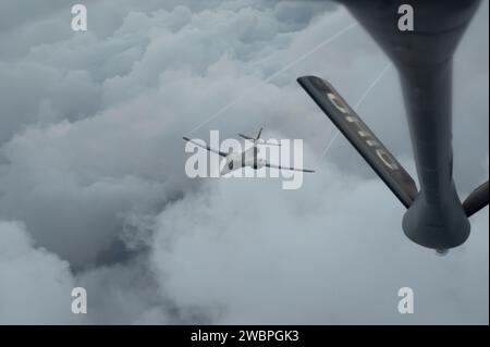 Un B-1B Lancer della U.S. Air Force vola durante una missione della Bomber Task Force (BTF) all'interno dell'area di responsabilità del comando centrale degli Stati Uniti 13 novembre 2023. La missione della Bomber Task Force, regolarmente programmata, migliora la prontezza di alto livello della forza bombardiere, facendo progredire l'interoperabilità con altri alleati regionali e partner nell'AOR USCENTCOM. (Foto dell'aeronautica militare statunitense di Jacob Cabanero) Foto Stock
