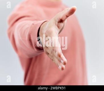 Uomo, stretta di mano e incontro per trattative, presentazioni o partnership isolati su uno sfondo bianco di studio. Maschio che stringe la mano per salutare Foto Stock