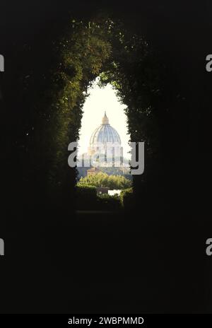 Una vista incredibile di St La Cupola di Pietro attraverso il buco della serratura dei Cavalieri di Malta sulla collina dell'evento a Roma. Foto Stock