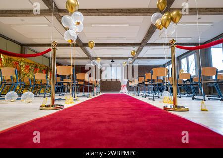 Decorazione della sala per feste di laurea in tedesco con palloncini e sculture premiate preparazioni per tappeti rossi per feste a sorpresa Foto Stock