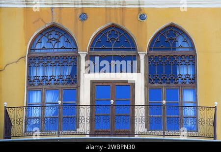 Finestre e balcone tradizionali libanesi. Foto Stock