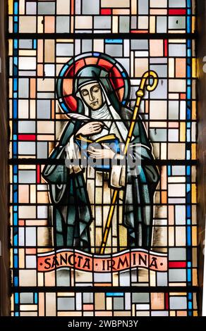Santa Irmina di Oeren. Una vetrata nell'Église de la Sainte-Trinité (Chiesa della Santissima Trinità) a Walferdange, Lussemburgo. Foto Stock