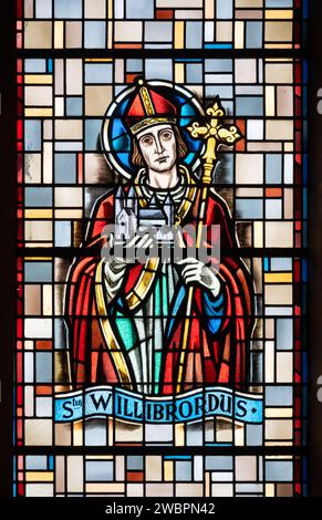 San Willibrord, apostolo dei Frisoni. Una vetrata nell'Église de la Sainte-Trinité (Chiesa della Santissima Trinità) a Walferdange, Lussemburgo. Foto Stock