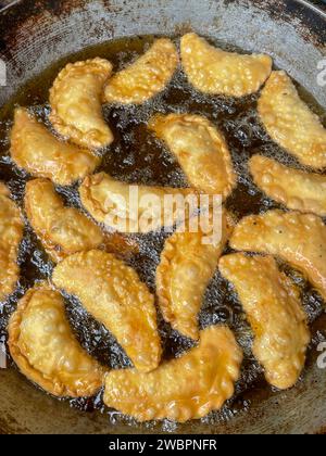 Samosa fritti. Questa foto è stata scattata dal Bangladesh. Foto Stock