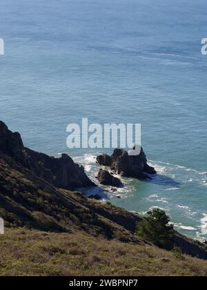 Una vista panoramica di una costa rocciosa in una giornata di sole Foto Stock