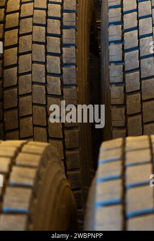 quattro pneumatici di scorta, nuovi di zecca impilati di fila per la successiva sostituzione Foto Stock