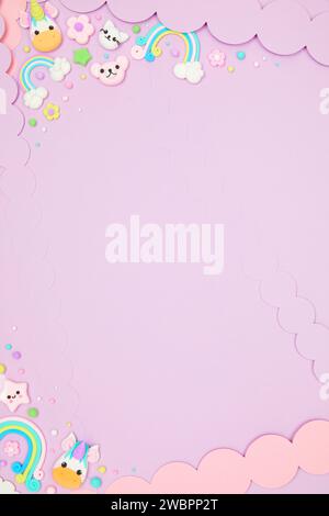 simpatici animali da cartoni animati, unicorni, arcobaleno sfondo di striscioni kawaii viola pastello Foto Stock