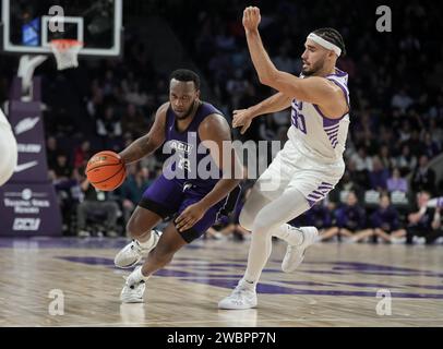 Airion Simmons (23), attaccante di Abilene Christian Wildcats, guida al canestro durante la partita di basket NCAA del secondo quarto contro Abilene Christian a Phoenix, Arizona, giovedì 11 gennaio 2024. La GCU sconfisse Abilene Christian 74-64. (David Venezia/immagine dello sport) Foto Stock