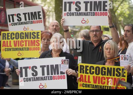 Foto del file datata 26/7/2023 di attivisti, tra cui molti che sono personalmente infettati e colpiti da sangue infetto, si riuniscono a Westminster, Londra, chiedendo il risarcimento per le vittime da autorizzare dal primo Ministro Rishi Sunak. Le vittime di sangue infetto stanno chiedendo perché non stanno ricevendo la stessa copertura come lo scandalo dell'Ufficio postale, un avvocato ha detto. Des Collins, socio senior di Collins Solicitors, che rappresenta 1.500 vittime e le loro famiglie, ha affermato che la maggior parte dei suoi clienti accoglierebbe con favore un dramma televisivo in quanto si tratta di una "situazione a cui potresti relazionarti più facilmente delle notizie delle 10". Problema da Foto Stock