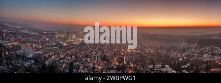 Paesaggio urbano all'alba di Stoccarda: Orizzonte urbano prima dell'alba Foto Stock