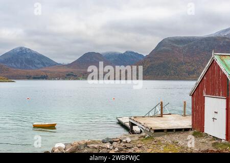 Panorama, Haus am SEE, Ferienhaus am Meer, Herbststimmung nel Norwegen, Ruhe am Strand des Atlantik, Meerblick und Herbstfarben Foto Stock