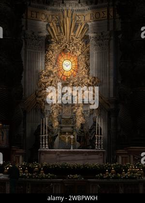 Abside alla basilica di San Pietro (Vaticano, Roma, Italia) con la cattedra petri (cattedra di San Pietro) del Bernini e la vetrata con il simbolo del Santo S. S. Foto Stock