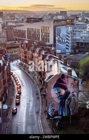 Uno dei murales più noti di Glasgow, dell'artista di strada Smug, che ritrae una moderna St Mungo e fa riferimento alla storia dell'uccello che non ha mai volato, sul lato di una proprietà su High Street, Glasgow. Il 13 gennaio è la festa di San Mungo, santo patrono e fondatore della città di Glasgow. Data immagine: Giovedì 11 gennaio 2024. Foto Stock