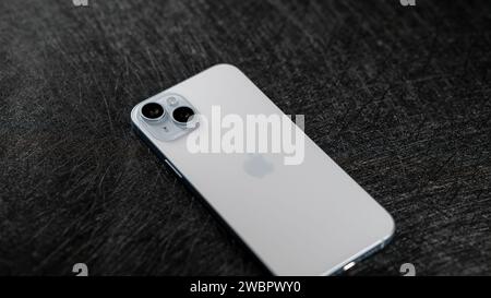 Jurmala, Lettonia - 09 01 2024: Sul tavolo nero nuovo smarphone Apple iPhone 15 Plus in colore blu. Foto Stock