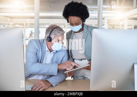 COVID, call center e coaching dei dipendenti con maschera al computer, aiuto per uomo anziano e donna nera con tablet. Conformità, consulenza e condivisione Foto Stock