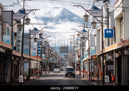 Vista sulla strada del Monte Fuji vista dalla città di Fujiyoshida, Prefettura di Yamanashi, Giappone. Foto Stock