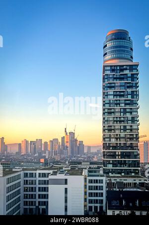 Sonnenaufgang über der Skyline a Francoforte sul meno 12.01.24: Sonnenaufgang über der Skyline a Francoforte sul meno. Blick aus Sachsenhausen mit dem Henningerturm im Vordergrund Frankfurt Main Sachsenhausen Hessen Deutschland *** alba sullo skyline di Francoforte Main 12 01 24 alba sullo skyline di Francoforte Main Vista da Sachsenhausen con la Henninger Tower in primo piano Francoforte Main Sachsenhausen Assia Germania IMG 8642 Foto Stock