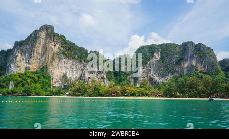 Barca a coda lunga a Railay Beach. Vista aerea della spiaggia di Railay, una delle più famose e lussuose spiagge della Thailandia, nella soleggiata giornata estiva di Krabi, Thailandia. Foto Stock