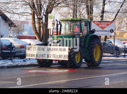 Monaco, Baviera, Germania. 12 gennaio 2024. In coincidenza con uno sciopero dei mezzi pubblici, camionisti e agricoltori dei trattori scesero sulla città di Monaco per manifestare contro la coalizione dei semafori al Theresienwiese, con molti promettenti di paralizzare la città. I conducenti protestano contro i costi dei carburanti, hanno abbassato le sovvenzioni, ma sono anche alimentati da attori di estrema destra dell'AfD, nonché da gruppi estremisti di cospirazione che sperano di avviare un crollo dell'Ampelkoalition che porterebbe a un aumento dell'AfD incredibilmente popolare. (Immagine di credito: © Sachelle Babba Foto Stock